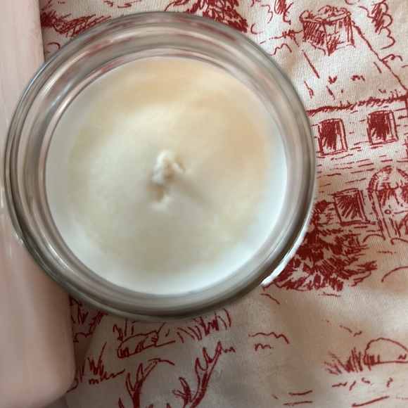 Lotion and candle bundle - Picture 8 of 9